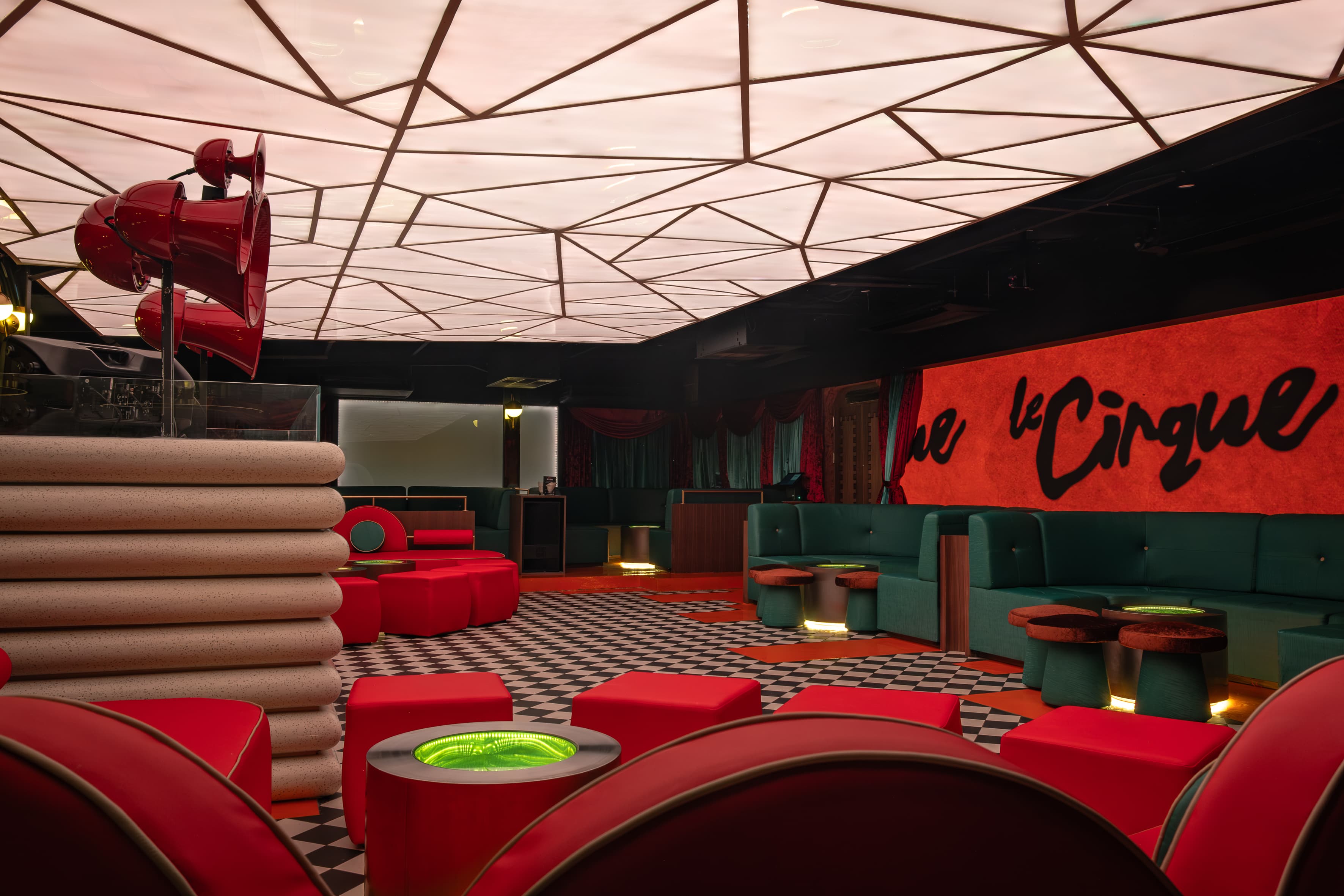 Inside Le Cirque (2)