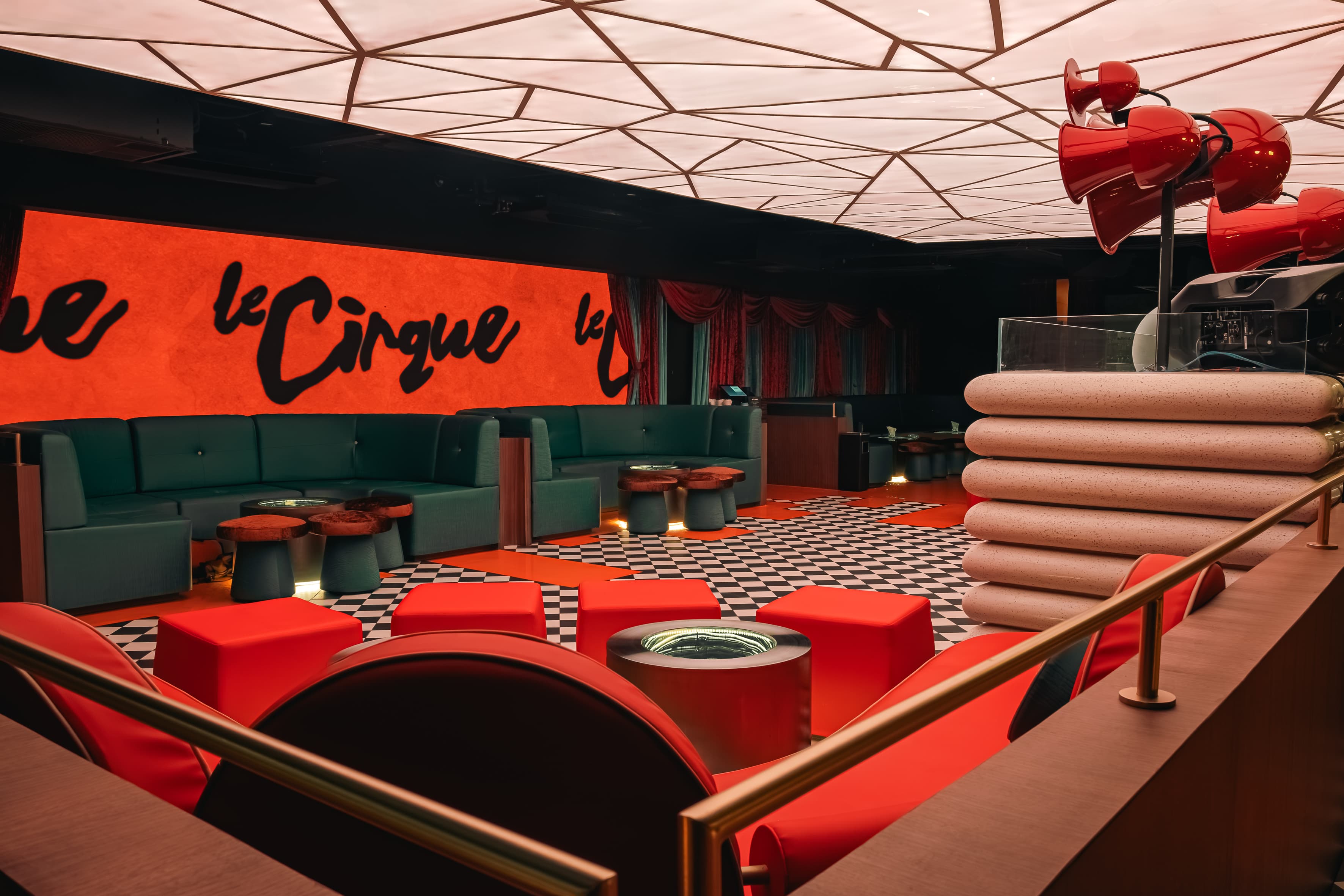 Inside Le Cirque (5)